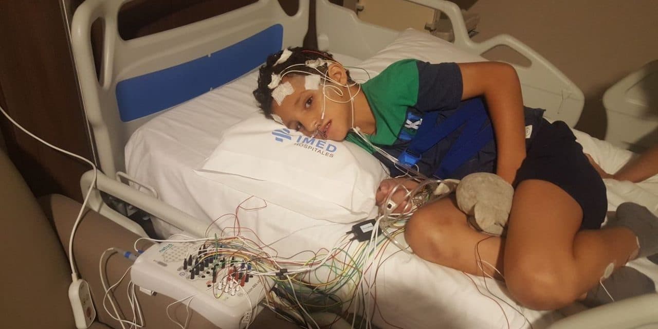 Laboratorio de sueño monitoreando una polisomnografía